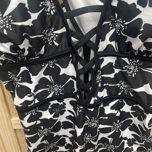 🍀 5/$25🍀 NWOT 2XL Flatter Me swimsuit one piece black and white - Picture 4 of 8